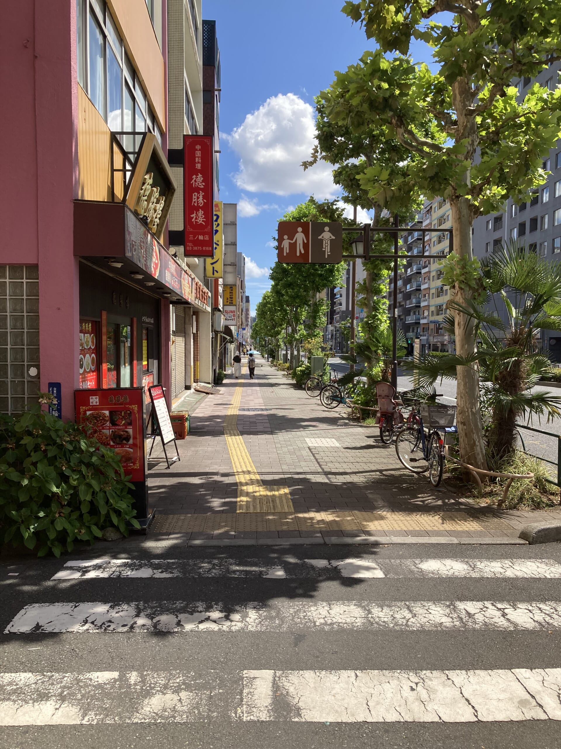 3.歩道橋を抜けてすぐ